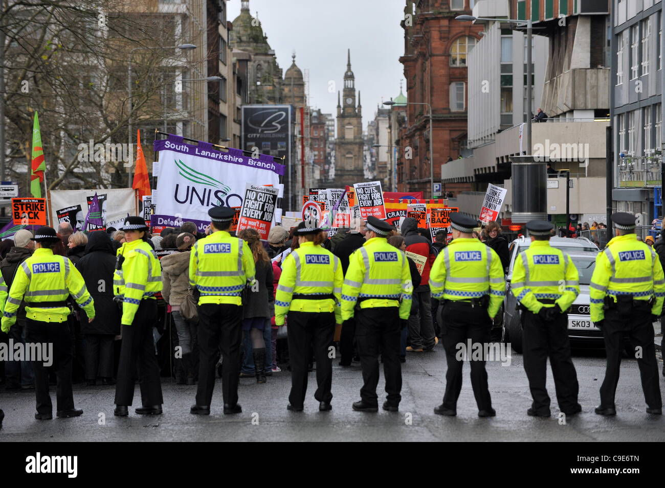 Cordone di polizia off George Street di Glasgow come i sindacati e altri gruppi impostato su off sulla marcia di protesta a Gallowgate nell'East End della città. Foto Stock