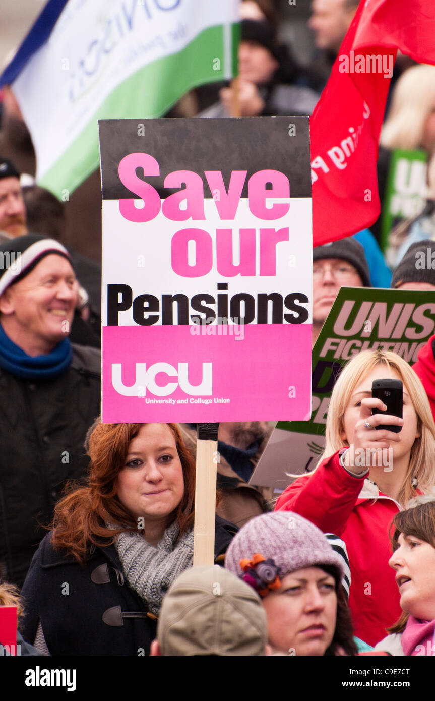 BELFAST 30/11/2011 - Banner da università e college Unione chiamando sulle pensioni per essere salvato Foto Stock