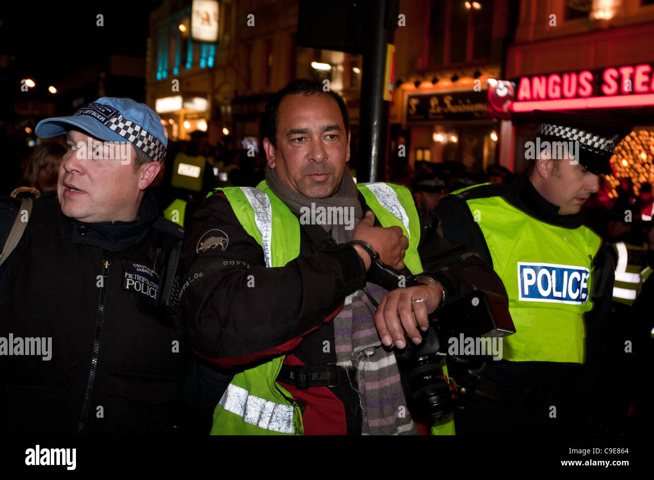 Londra, UK, 30/11/2011. Fotografo essendo portato lontano sotto arresto dopo un tentativo di occupazione della Panton casa in Panton Street è stato sventato da TSG Riot Police. Foto Stock