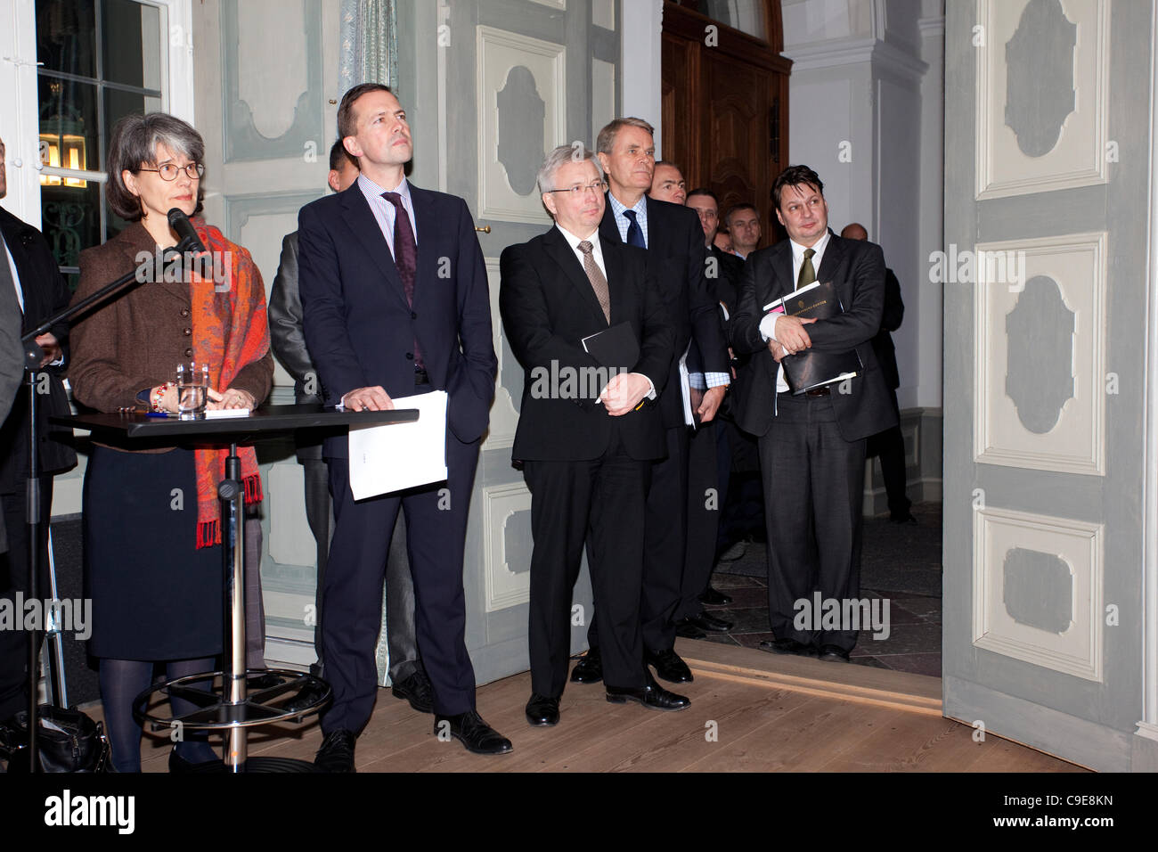 Foto:Jeff Gilbert. Berlino, Germania. 30.11.2011 Foto mostra Statsminister norvegese Jens Stoltenberg visita di Angela Merkel in testa e il Cancelliere del governo tedesco, a 1738-costruito in stile barocco Castello Meseberg, al di fuori di Berlino. Foto Stock