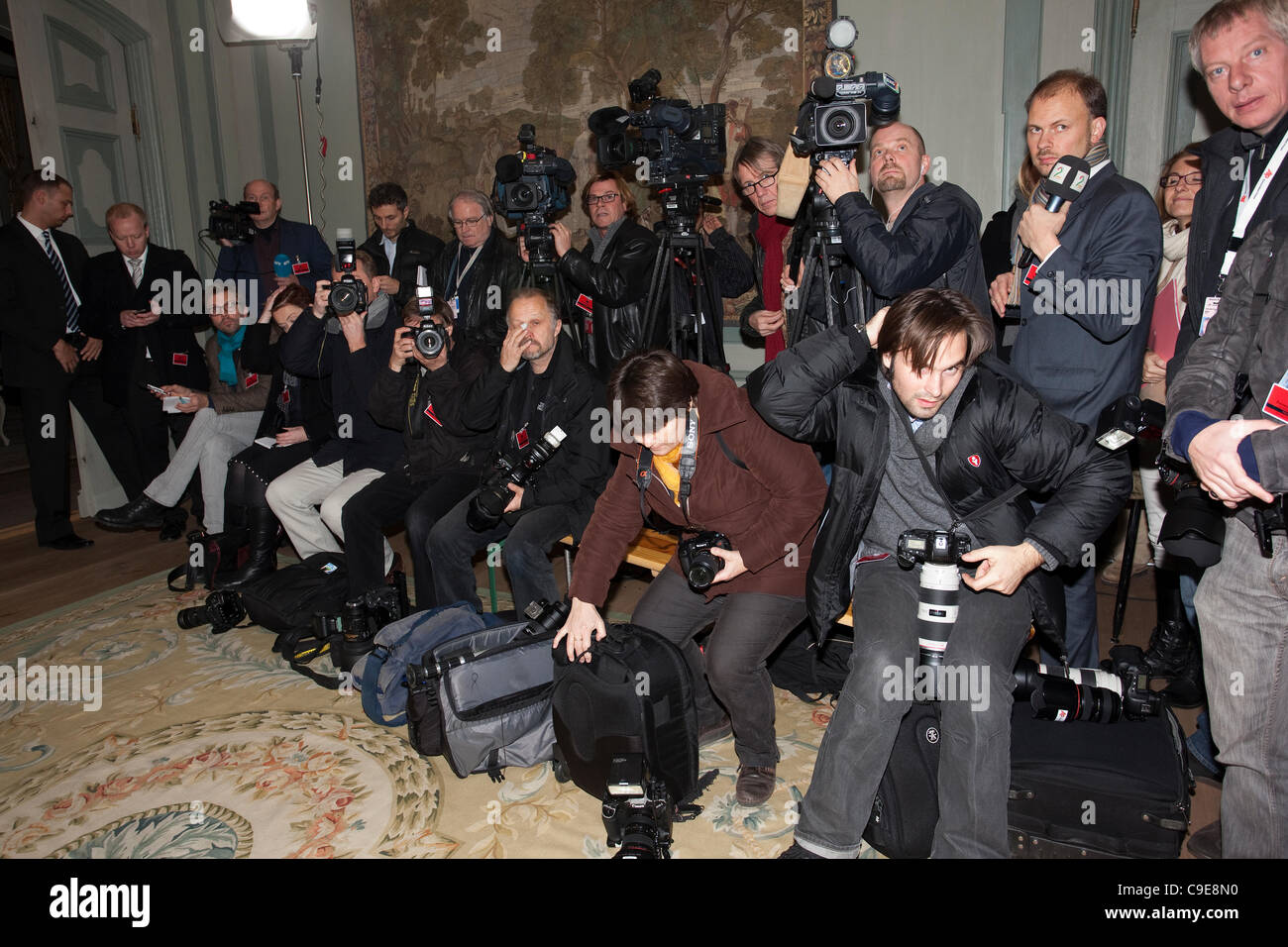 Foto:Jeff Gilbert. Berlino, Germania. 30.11.2011 Foto mostra media europei in attesa di Statsminister norvegese Jens Stoltenberg visitando Angela Merkel, la testa e il Cancelliere del governo tedesco, a 1738-costruito in stile barocco Castello Meseberg, al di fuori di Berlino. Foto Stock