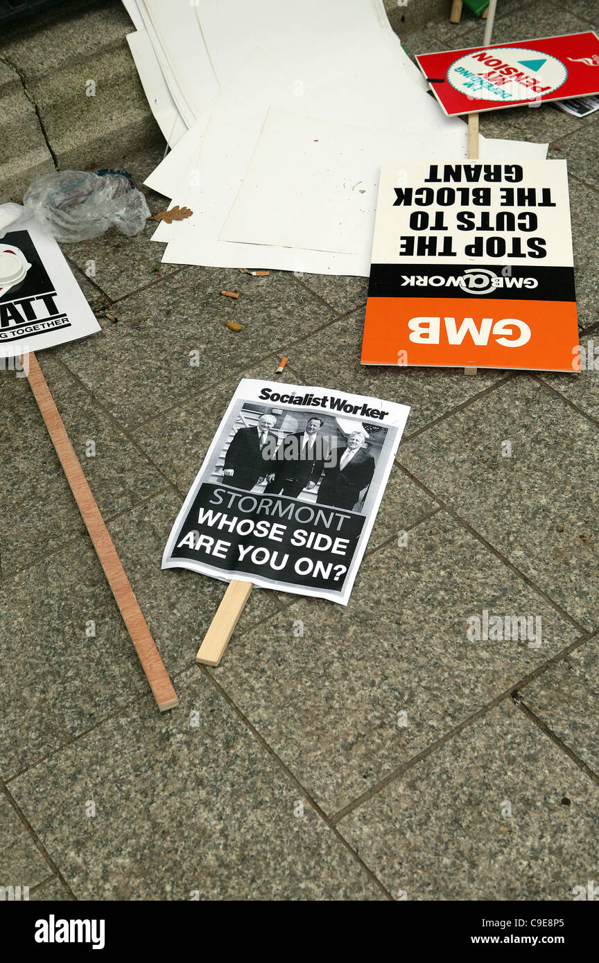 Belfast, Regno Unito. 30 Nov, 2011, scartato cartelloni presso il settore pubblico di lavoratori in sciopero in Belfast City Centre. Un numero stimato di due milioni di settore pubblico i membri dell'Unione hanno preso parte in un REGNO UNITO-sciopero contro il governo piano pensionistico riforme. Foto Stock
