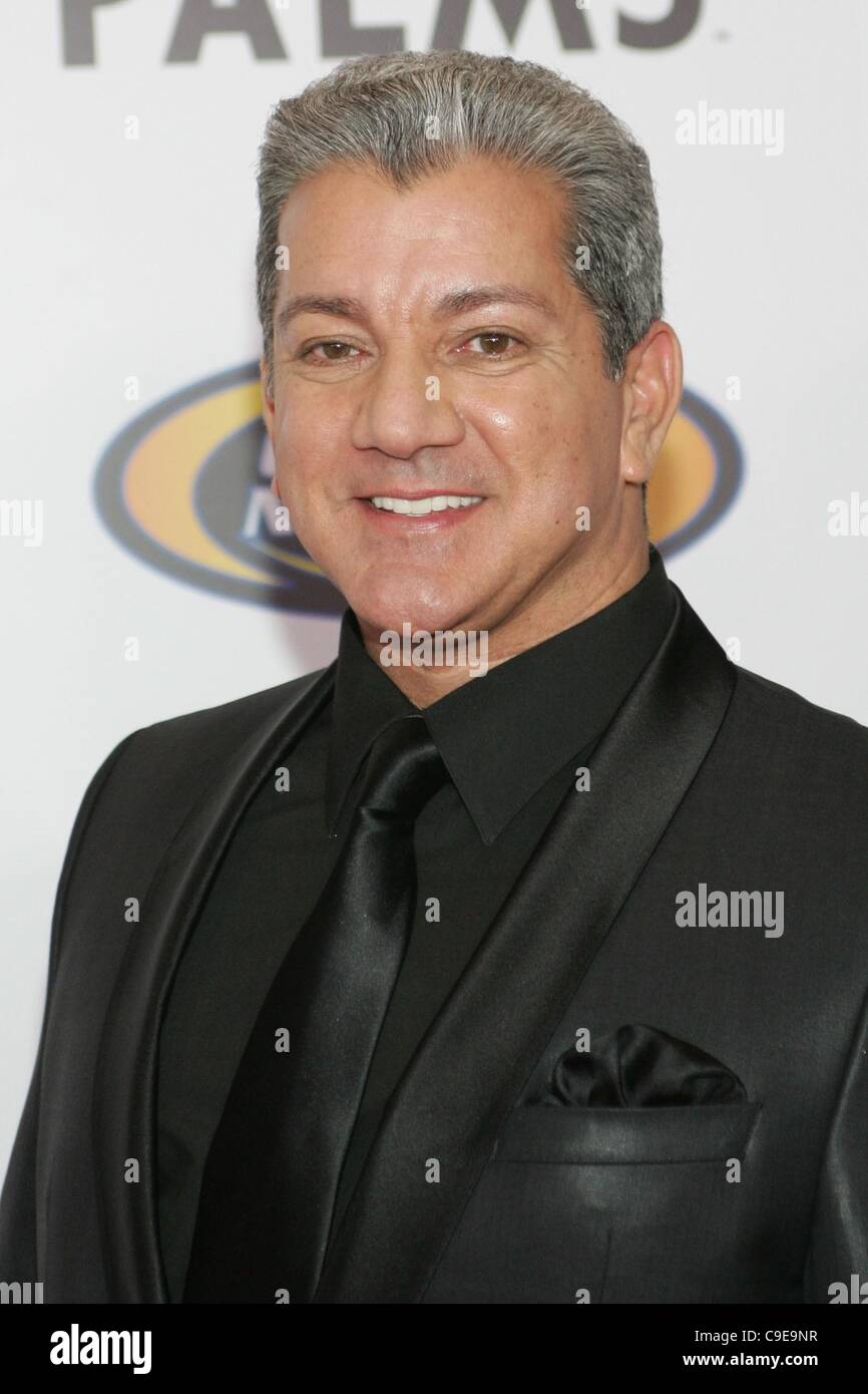Bruce Buffer in presenza di 4 combattenti annuale unico mondo di Mixed Martial Arts (MMA) Awards, Palms Casino Resort Hotel Las Vegas NV, 30 novembre 2011. Foto di: James Atoa/Everett Collection Foto Stock