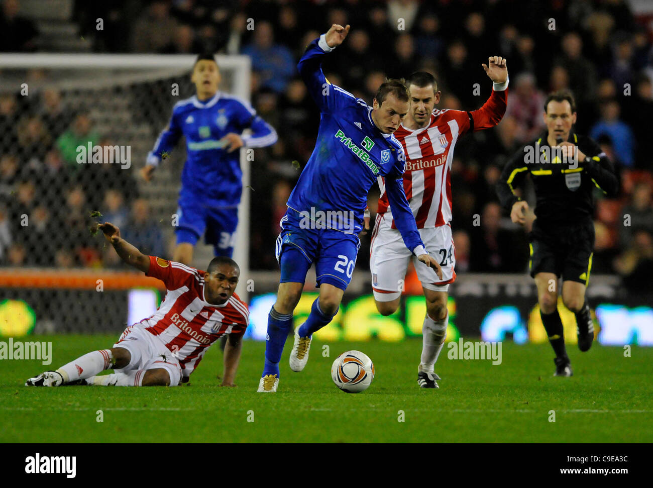 Dinamo Kiev No.20 Oleg Gusiev fugge da Stoke City No.40 Wilson Palacios [sinistra] e No.24 Rory Delap [destra] Stoke City v Dinamo Kiev. UEFA Europa League Gruppo E. Britannia Stadium, Stoke-on-Trent, Inghilterra. 01/12/2011 di credito obbligatorio: SCFotos Foto Stock