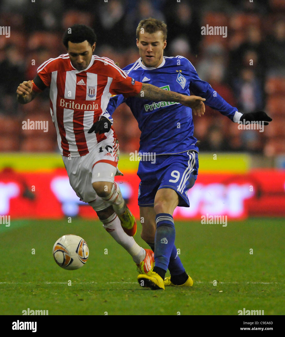 Stoke City No.16 Jermaine Pennant e Dinamo Kiev No.9 Andrii Iarmolenko Stoke City v Dinamo Kiev. UEFA Europa League Gruppo E. Britannia Stadium, Stoke-on-Trent, Inghilterra. 01/12/2011 di credito obbligatorio: SCFotos Foto Stock