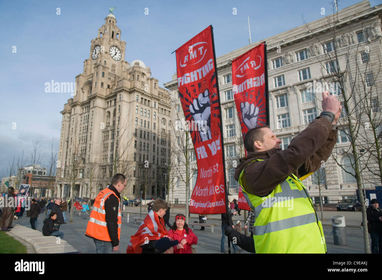 Dimostranti marzo da pierhead a St George's Hall plateau Liverpool Foto Stock