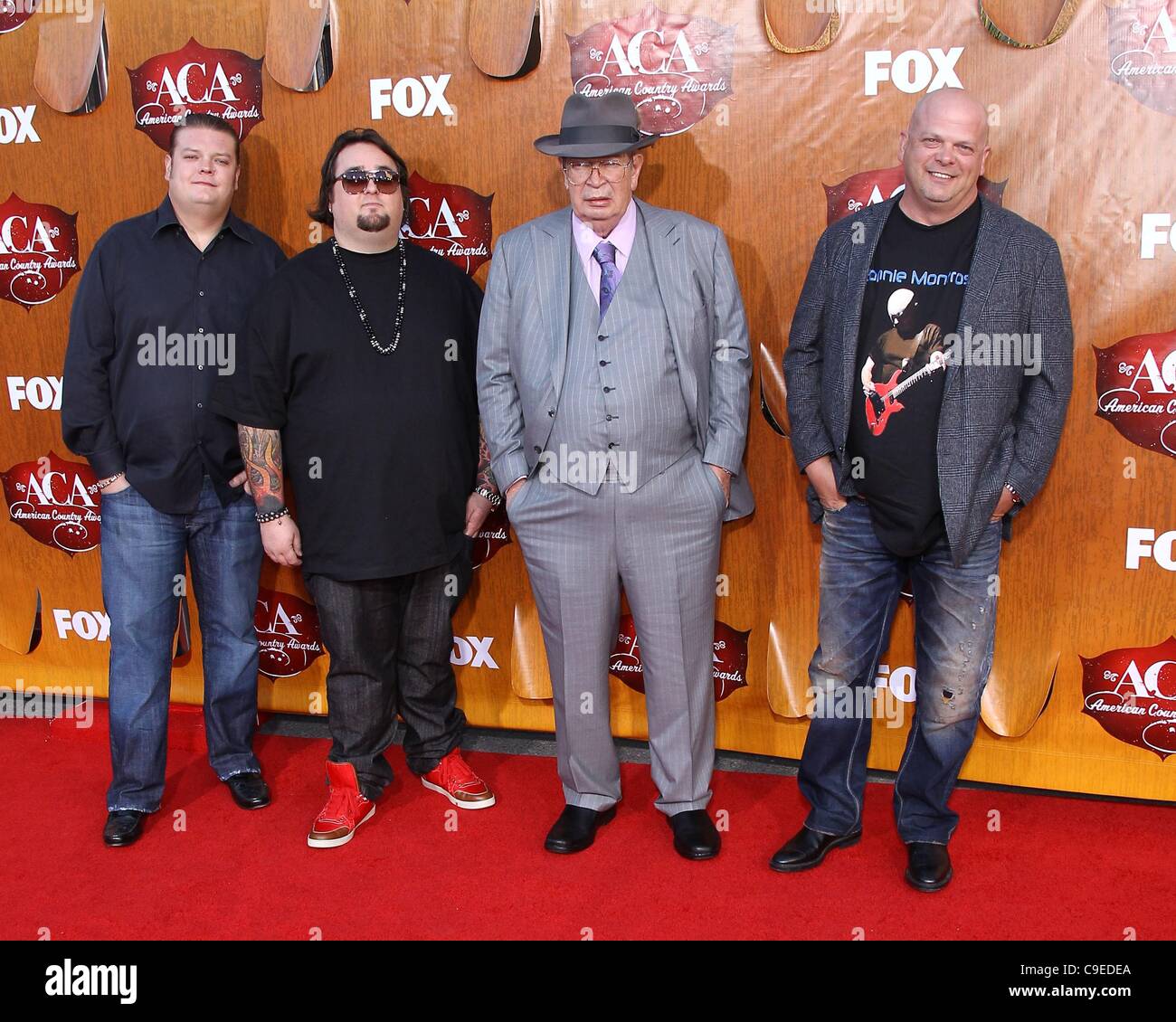 Corey Harrison, Chumlee, Richard Harrison, Rick Harrison presso gli arrivi per il Paese americano Awards 2011, MGM Grand Garden Arena di Las Vegas, NV Dicembre 5, 2011. Foto di: MORA/Everett Collection Foto Stock