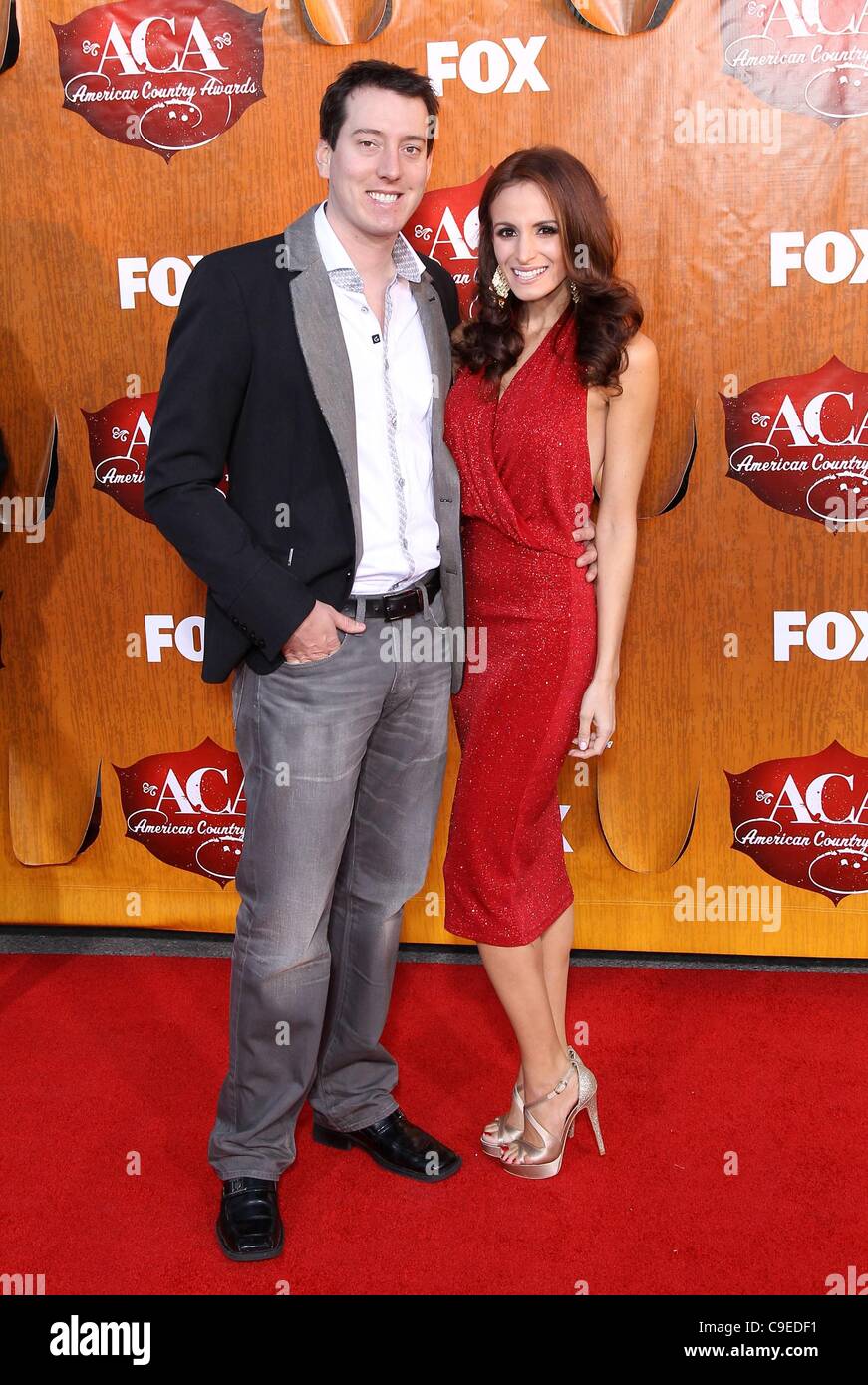 Kyle Busch, Samantha Sarcinella presso gli arrivi per il Paese americano Awards 2011, MGM Grand Garden Arena di Las Vegas, NV Dicembre 5, 2011. Foto di: MORA/Everett Collection Foto Stock