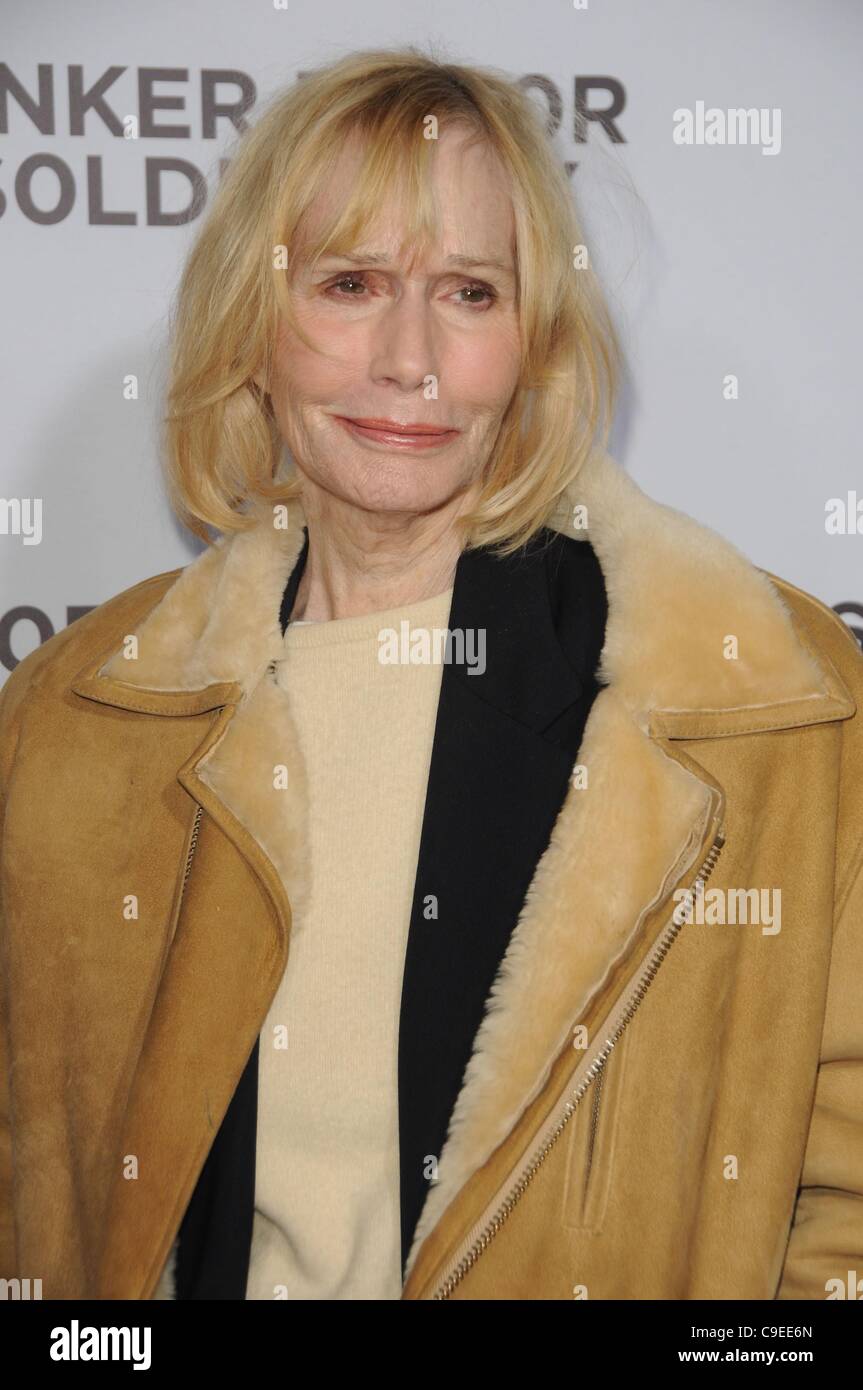 Sally Kellerman presso gli arrivi per TINKER, sarto, soldato, SPY Premiere, Glossari Affini cupola al Arclight Hollywood, Los Angeles, CA 6 dicembre 2011. Foto di: Dee Cercone/Everett Collection Foto Stock