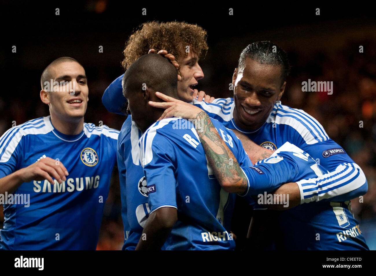 06.12.2011. Londra, Inghilterra. Chelsea giocatori festeggiare il secondo obiettivo durante la UEFA Champions League match di gruppo tra Chelsea e Valencia in Spagna, ha suonato in occasione di Stadio Stamford Bridge. Foto Stock