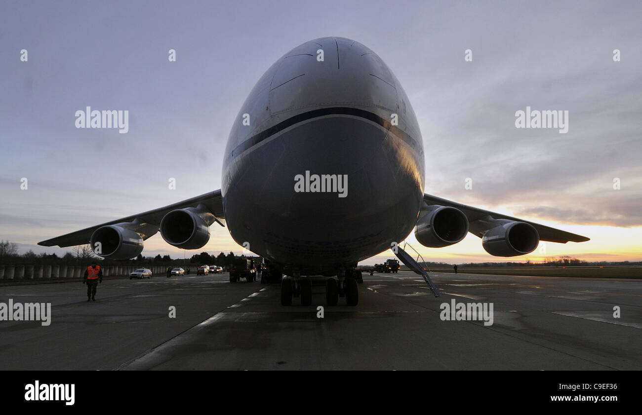 Un-124 cargo aereo atterra all aeroporto di Pardubice, Repubblica Ceca, 7 dicembre 2011. (CTK foto/Alexandra Mlejnkova) Foto Stock