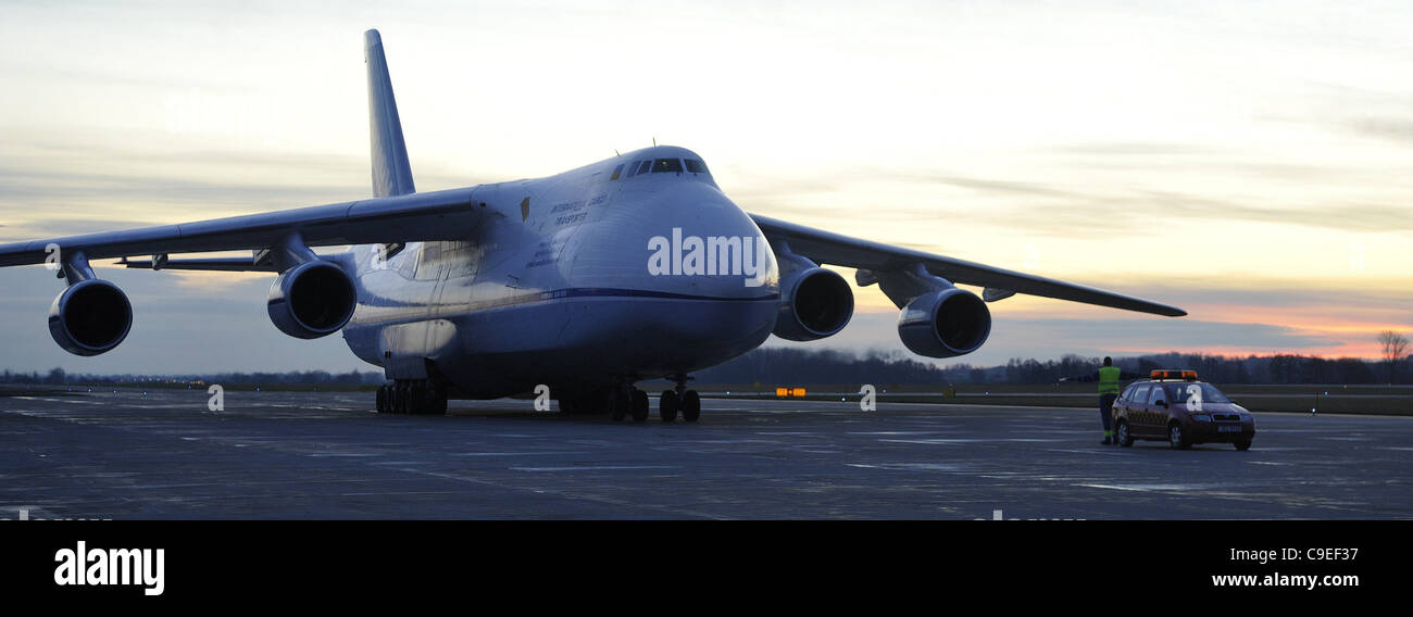 Un-124 cargo aereo atterra all aeroporto di Pardubice, Repubblica Ceca, 7 dicembre 2011. (CTK foto/Alexandra Mlejnkova) Foto Stock