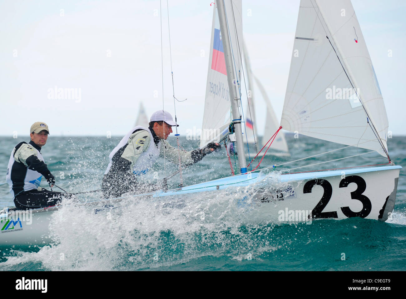 08.12.2011. Perth, Australia. Mitja Mikulin (SLO) e Sebastian Princic (SLO) ha leggermente danneggiato bow nel 470 uomini due persona dinghy categoria il sesto giorno del Mondo ISAF campionati di vela di un evento di qualificazione per le Olimpiadi del 2012, svoltasi a Fremantle sull'Oceano Indiano. Foto Stock