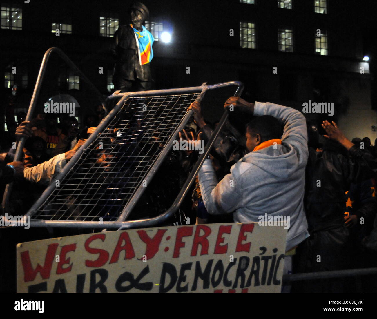 Manifestanti congolesi attraverso barricate della polizia in White Hall. La protesta è stato quello di evidenziare le violazioni dei diritti umani e la rivendicazione che elezioni svoltesi il 28 novembre 2011 sono state sviate dal Presidente Kabila il regime. 08/12/11. Foto Stock