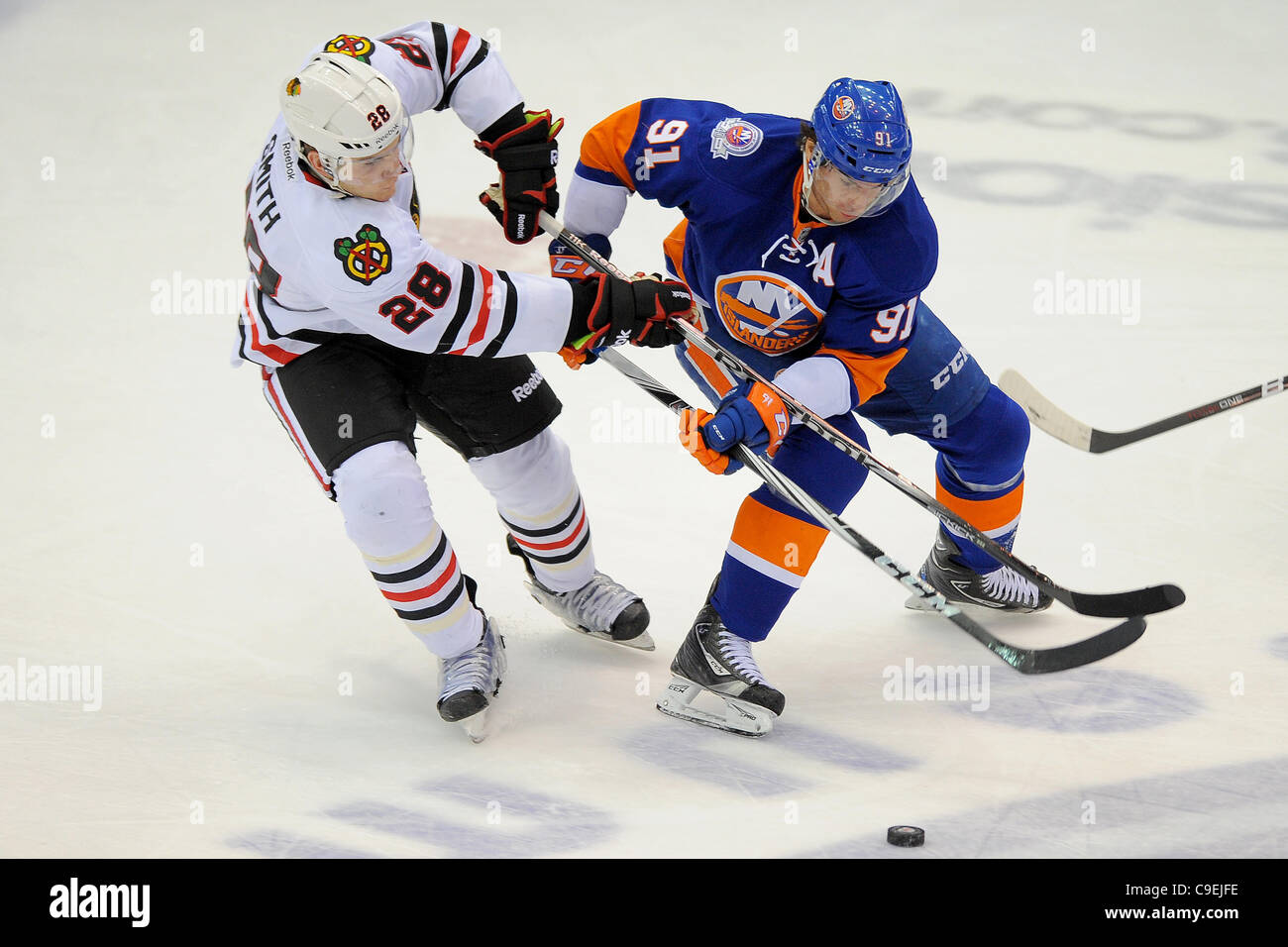 8 dicembre 2011 - Uniondale, New York, Stati Uniti - New York isolani centro JOHN TAVARES (91) e Chicago Blackhawks ala destra Ben Smith (28) durante il primo periodo. Chicago Blackhawks portano il New York isolani 1-0. In un gioco che viene giocato a Nassau veterano Memorial Coliseum. (Credito Immagine: © Shane Psalt Foto Stock