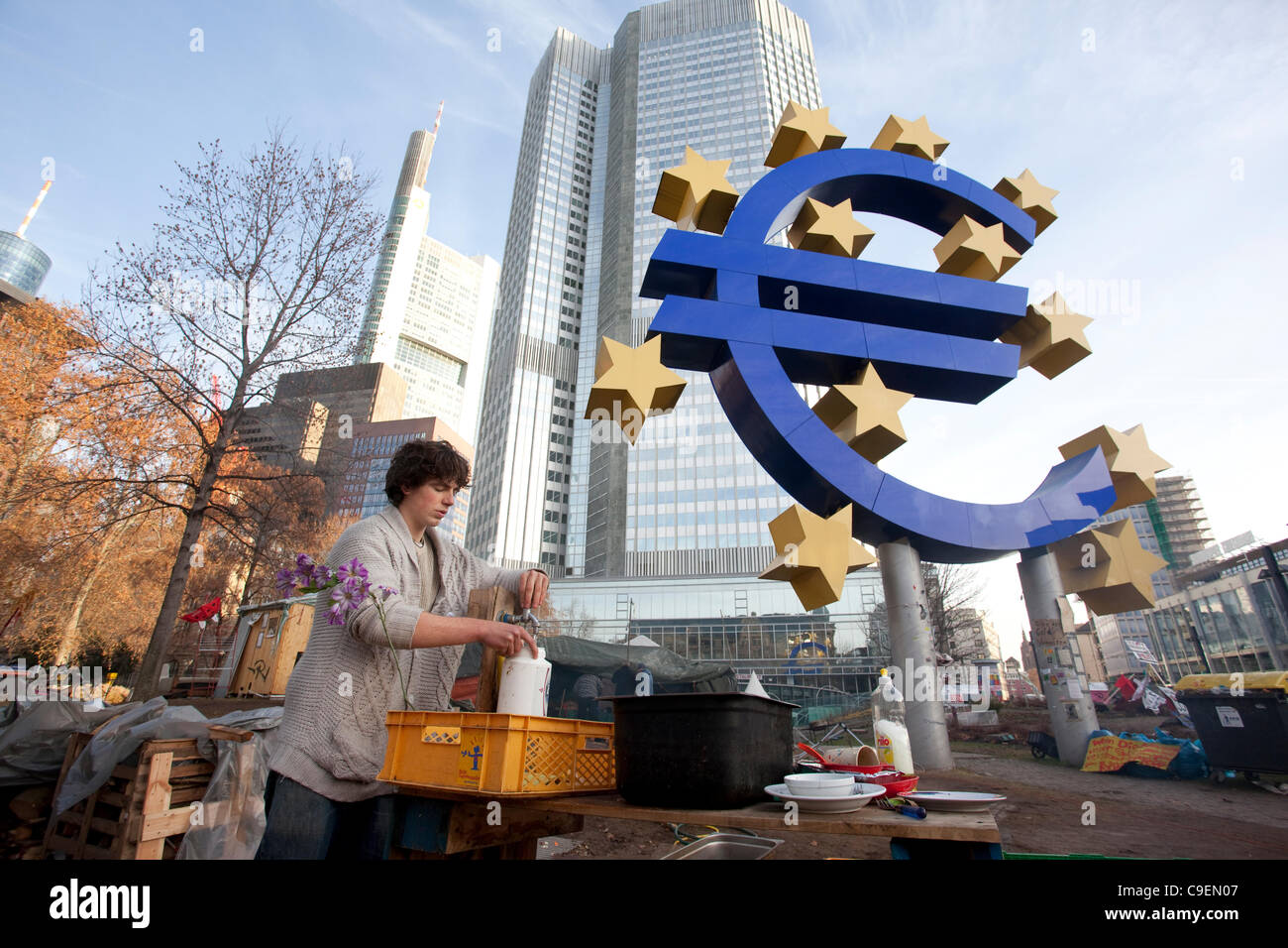 Occupare Frankfurt manifestanti intorno al campo politico al di fuori della Banca centrale europea, - Willy Brandt - Platz, Francoforte, Germania, Europa Foto Stock