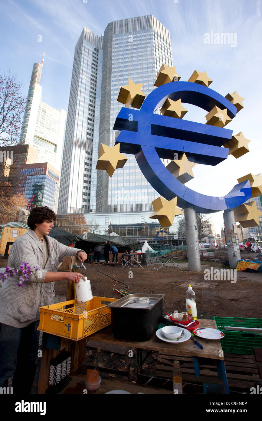 Occupare Frankfurt manifestanti e giù e outs intorno al campo politico al di fuori della Banca centrale europea, - Willy Brandt - Platz, Francoforte, Germania, Europa Foto Stock