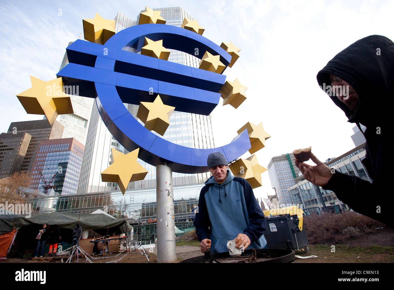 Occupare Frankfurt manifestanti intorno al campo politico al di fuori della Banca centrale europea, - Willy Brandt - Platz, Francoforte, Germania, Europa Foto Stock