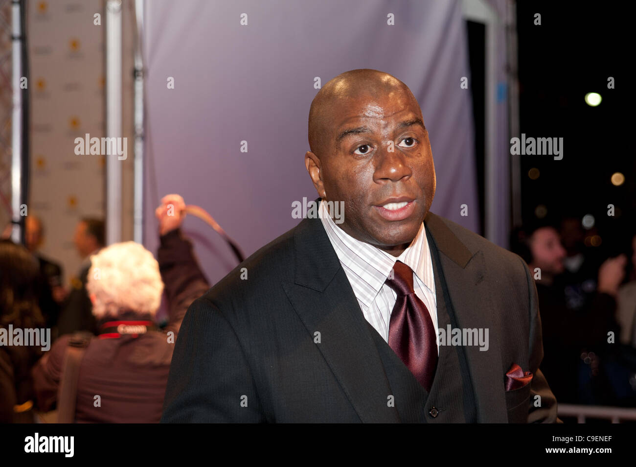 SACRAMENTO, CA - 8 Dicembre: Magic Johnson arriva alla California Hall of Fame cerimonie al Sacramento Memorial Auditorium a Sacramento, la California il 8 dicembre 2011 Foto Stock