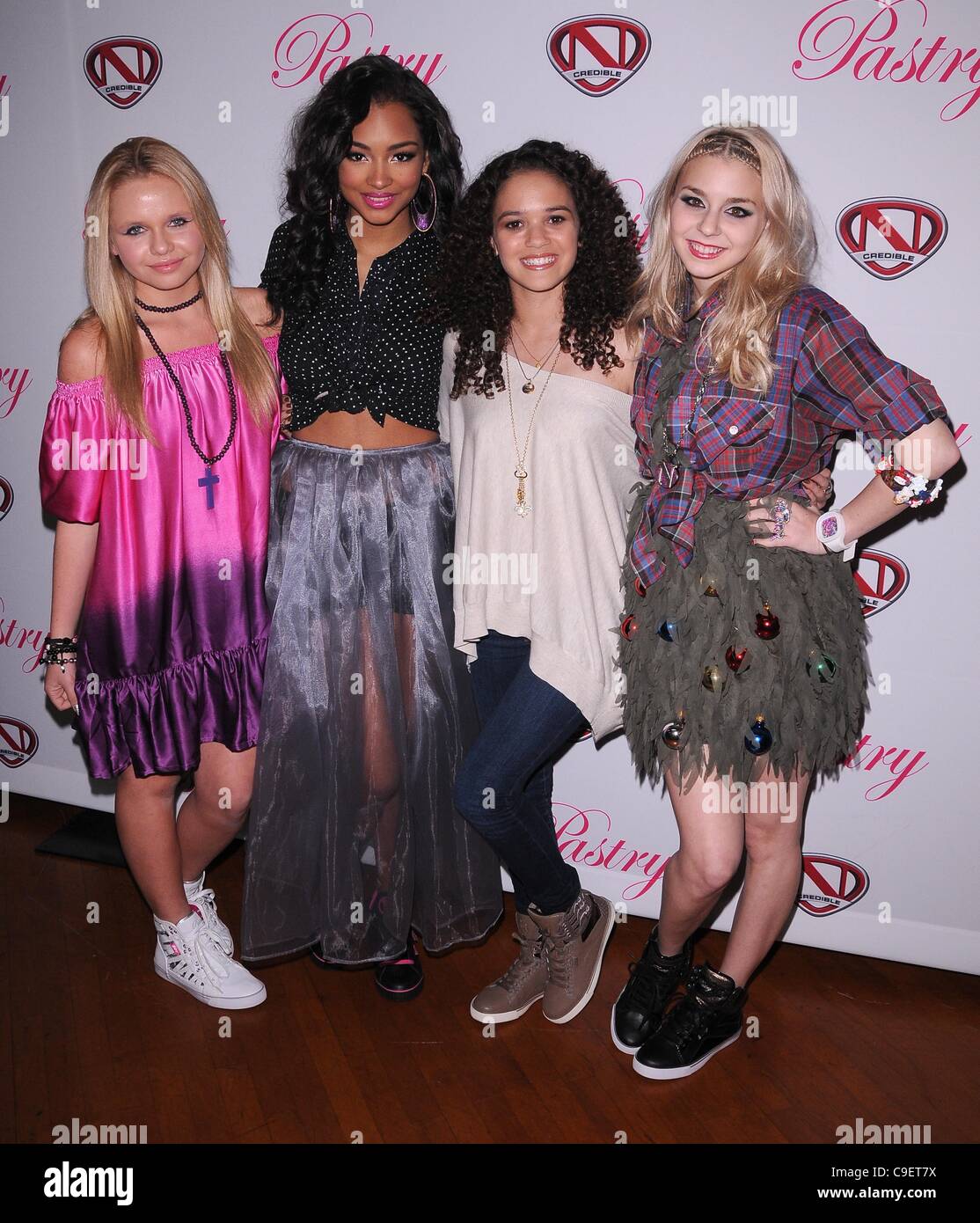 Dicembre 9, 2011 - Hollywood, California, Stati Uniti - Launch party di pasta Lite scarpa a raccolta al chiaro di luna via a rulli in Glendale, CA 12/9/11 2011..ALLI SIMPSON, JESSICA JARRELL, Madison Pettis, COLETTE CARR(Immagine di credito: Â© Scott Kirkland/Globe foto/ZUMAPRESS.com) Foto Stock