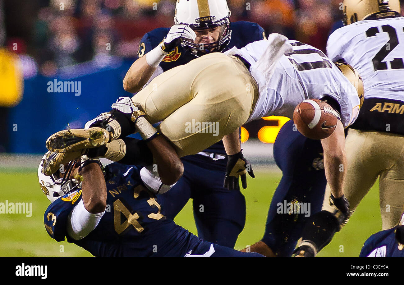 Dic. 10, 2011 - Landover, Maryland, Stati Uniti d'America - Navy freshman fullback Noè Copeland #43 esercito upends punt returner Scott Williams #10 causando la Williams a fumble la palla al Navy 28 all'inizio del quarto trimestre della 112ª versione di questa rivalità piani gioco tra esercito e della Marina Sa Foto Stock