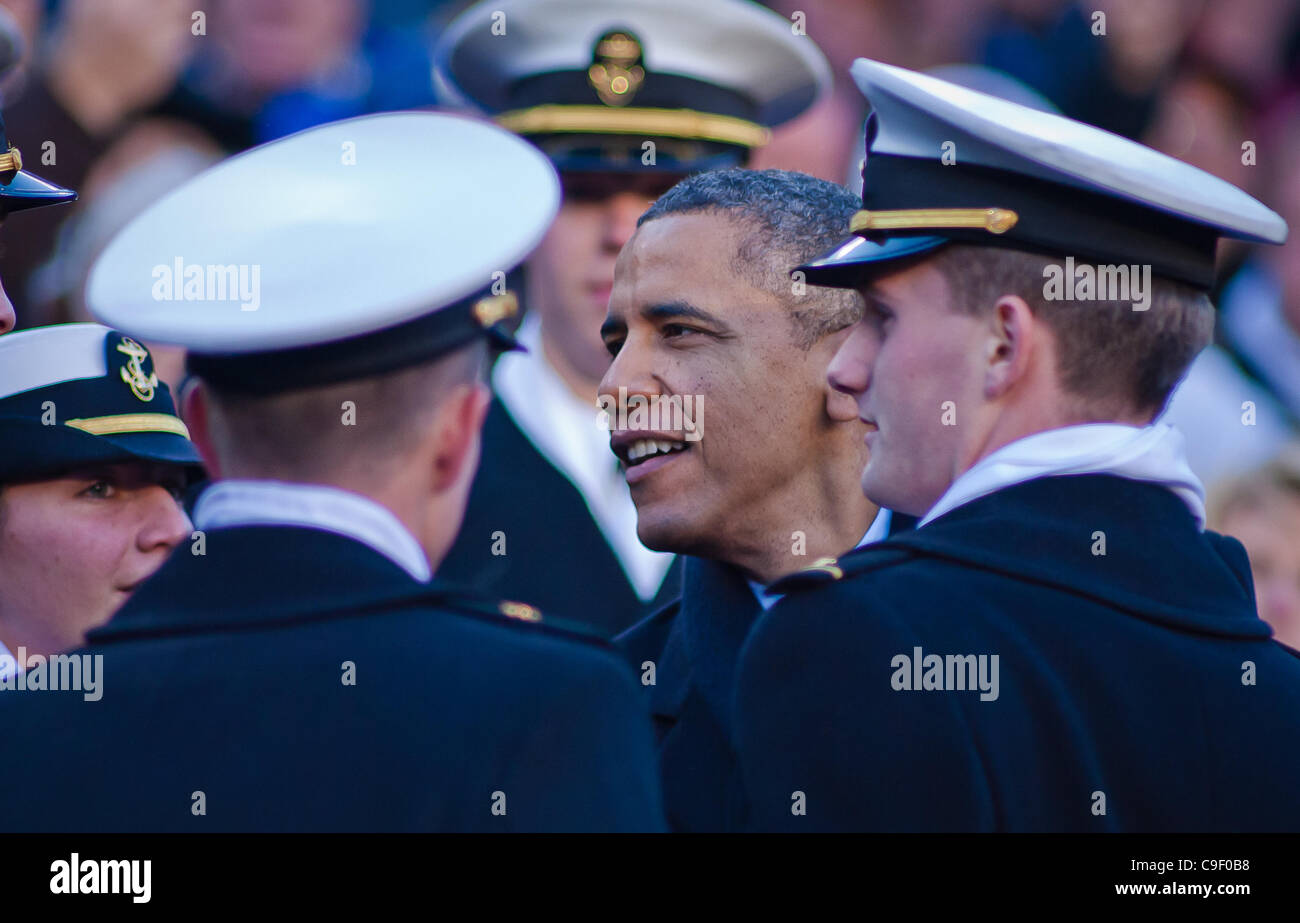 Dic. 10, 2011 - Landover, Maryland, Stati Uniti d'America - Il Presidente Obama parla con Marina aspiranti guardiamarina in stand durante la 112ª versione dell'esercito & Navy rivalità Sabato, Dicembre 10, 2011 a Fed Ex campo in Landover Md. ....Navy impostare il tono all'inizio del gioco come sconfitte della marina militare esercito 31-17 in f Foto Stock