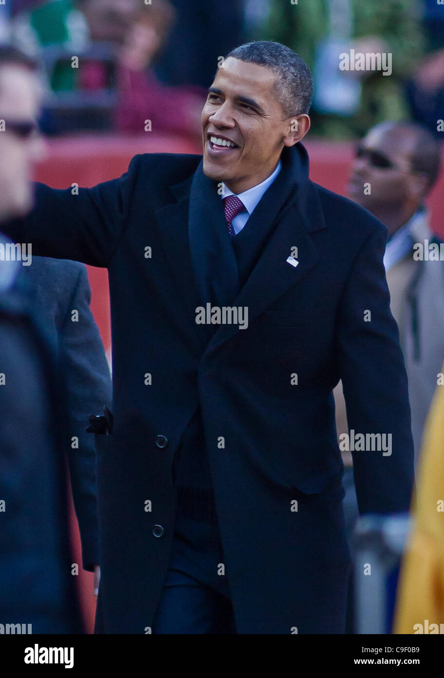 Dic. 10, 2011 - Landover, Maryland, Stati Uniti d'America - il presidente Obama a piedi il margine durante la 112ª versione dell'esercito e della Marina Militare di rivalità per il primo come Commander-In-Chief Sabato, Dicembre 10, 2011 a Fed Ex campo in Landover Md. ....Navy impostare il tono all'inizio del gioco come sconfitte della marina Foto Stock