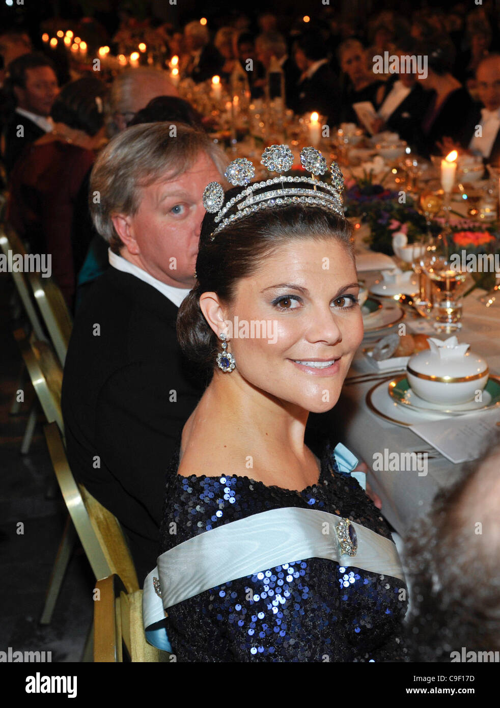 La cena di gala in onore del Premi Nobel nella Sala blu nel Municipio di Stoccolma sabato 10 dicembre 2011. La Principessa Victoria di Svezia al tavolo principale. Foto Stock