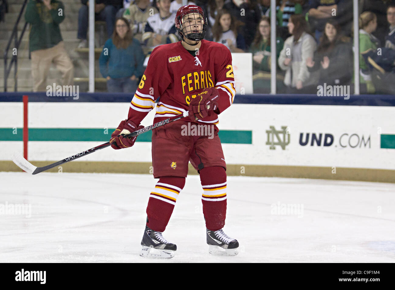 Dic. 10, 2011 - South Bend, Indiana, Stati Uniti - Ferris membro defenceman Simon Denis (#26) nel primo periodo di azione durante il NCAA hockey gioco tra la cattedrale di Notre Dame e Ferris membro. Il Notre Dame Fighting Irish sconfitto il Ferris membro Bulldogs 4-1 in gioco presso la famiglia di Compton Ice Arena in South Bend, Indiana Foto Stock