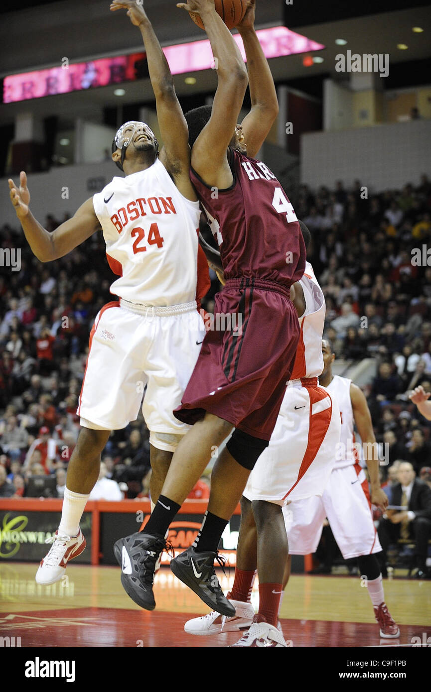 Dic. 10, 2011 - Boston, Massachusetts, STATI UNITI - Harvard di Keith Wright (n. 44) in azione durante il ventiquattresimo classificato Crimson 76-52 della vittoria su Boston University su dicembre 10, 2011 a Agganis Arena di Boston, Massachusets. (Credito Immagine: © Bob Mayberger/eclipse/ZUMAPRESS.com) Foto Stock