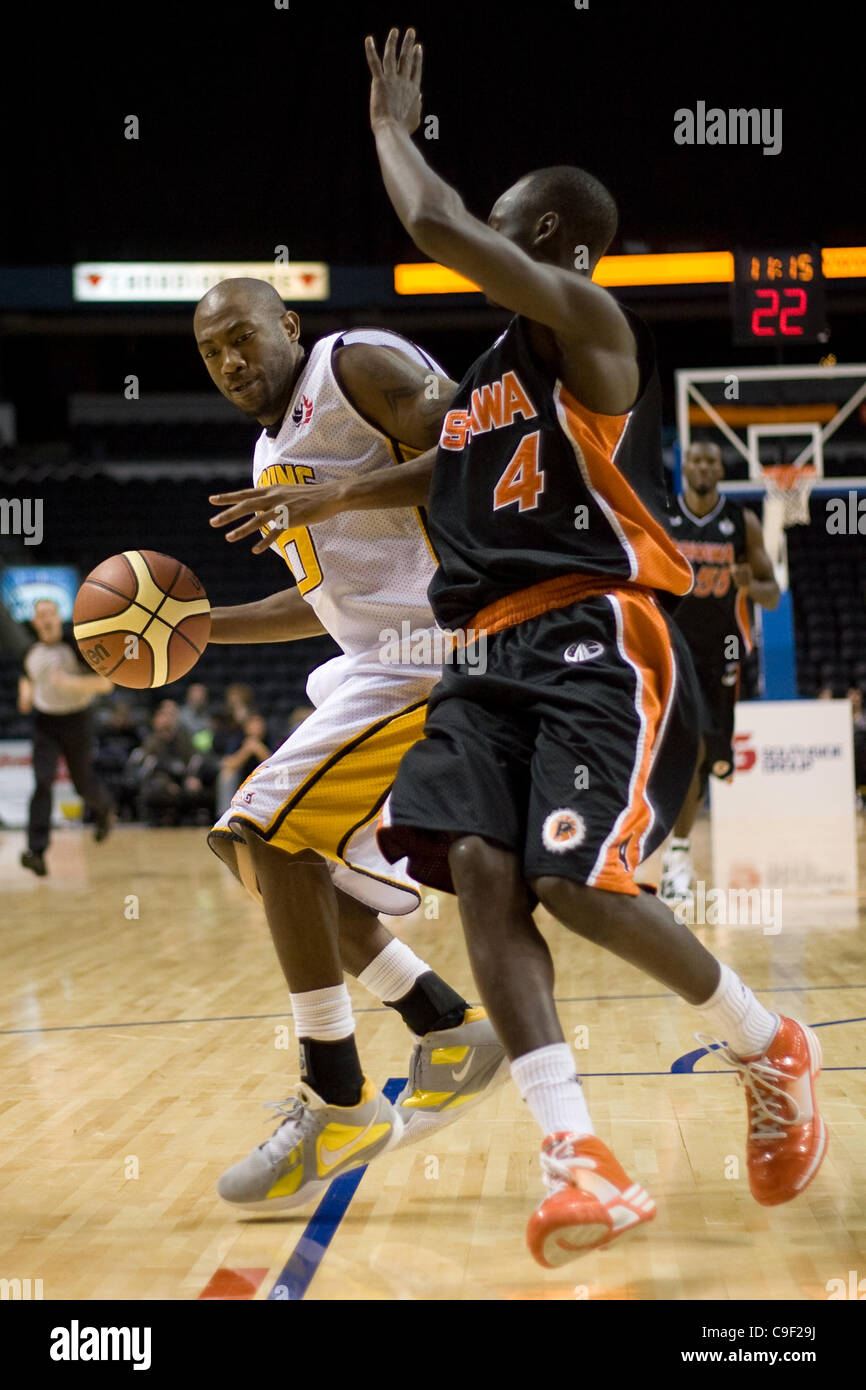 London Ontario, Canada - 10 dicembre 2011. Eddie Smith (20) protegge la palla da Tut Ruach (4) in una nazionale della lega di pallacanestro del Canada in gioco tra il Oshawa potenza e il fulmine di Londra. La visita di Oshawa potere consegnato Londra la loro terza perdita di stagione vincendo 99-93 lasciare Londra con Foto Stock