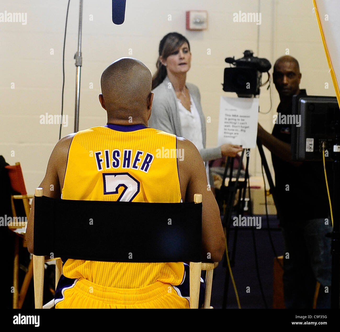 Dic 11,2011 - El Segundo, California, Stati Uniti d'America. Laker Derek Fisher colloqui durante l ultimo giorno dei media presso i Lakers training center prima che la stagione del basket inizia a dicembre 25th. (Credito Immagine: © Gene Blevins/ZUMAPRESS.com) Foto Stock