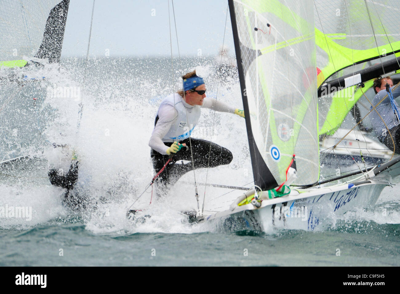 12.12.2011. Perth, Australia. Gli spruzzi di acqua finlandese del team Lauri Lehtinen (FIN) e Kalle Crogiolatevi (FIN) che tentano di passare a un altro lato della barca in 490er uomini due persona dinghy a elevate prestazioni di categoria al decimo giorno del Mondo ISAF campionati di vela una qualifica ev Foto Stock