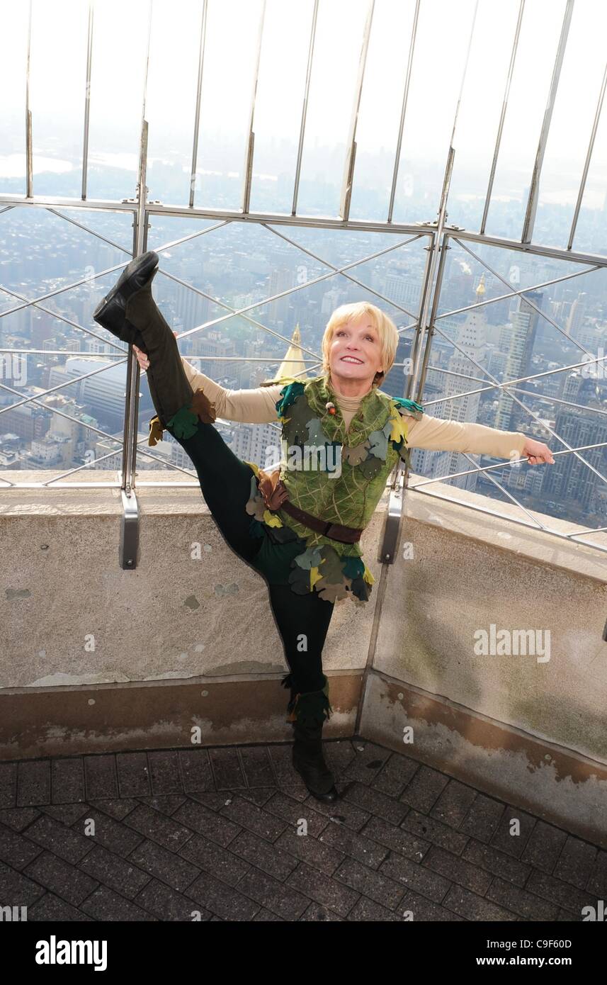 Il 12 Dic. 2011 - Manhattan, New York, Stati Uniti - Ginnasta olimpionica CATHY RIGBY come Peter Pan " Mosche " in cima all'Empire State Building prima di atterrare a teatro presso il Madison Square Garden per 2 settimane. (Credito Immagine: © Bryan Smith/ZUMAPRESS.com) Foto Stock