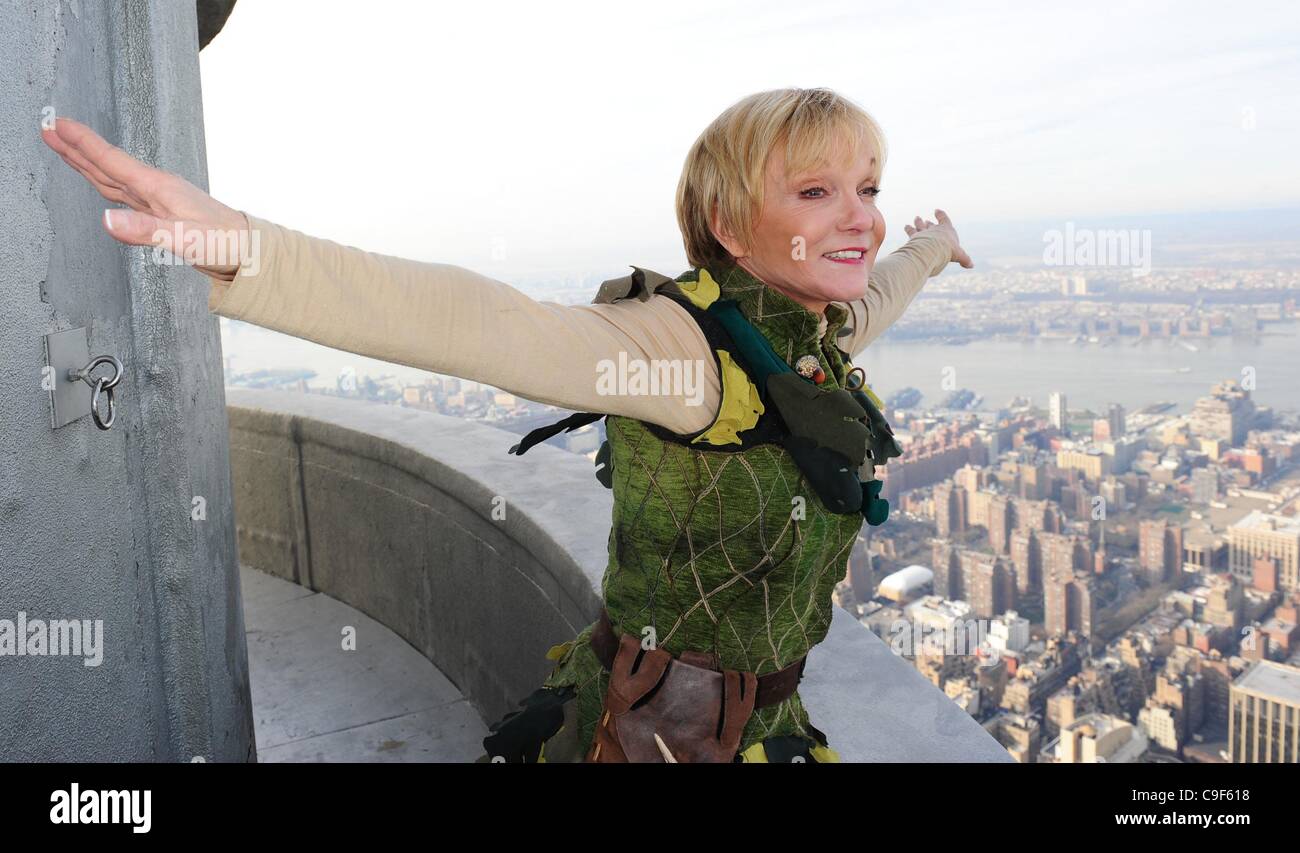 Il 12 Dic. 2011 - Manhattan, New York, Stati Uniti - Ginnasta olimpionica CATHY RIGBY come Peter Pan " Mosche " in cima all'Empire State Building prima di atterrare a teatro presso il Madison Square Garden per 2 settimane. (Credito Immagine: © Bryan Smith/ZUMAPRESS.com) Foto Stock