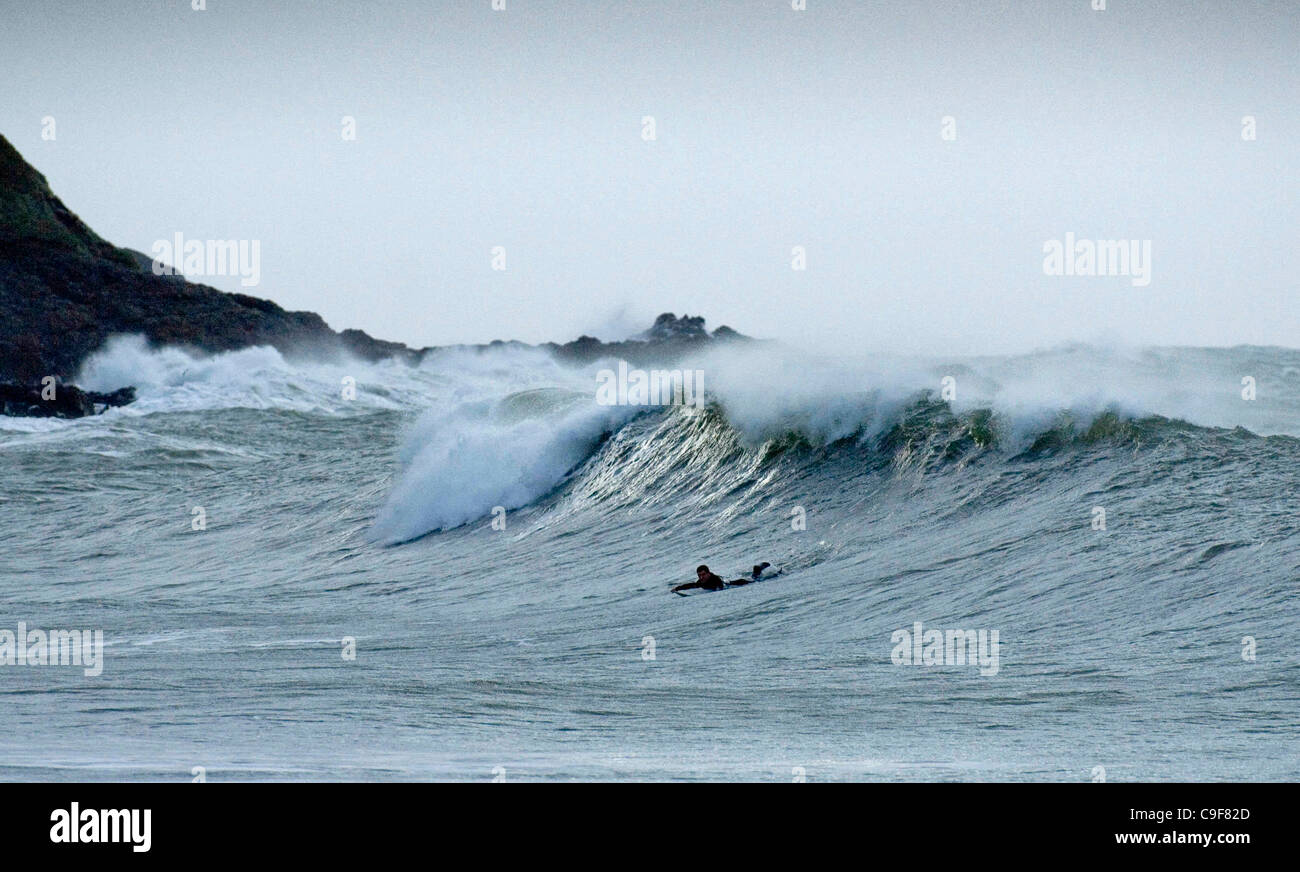 13 dic 2011 - Swansea, Regno Unito - Surfers rendendo la maggior parte della pesante surf la laminazione in Langland Bay, Swansea questa mattina come il Galles del Sud Costa è colpita dal forte vento e pioggia come gli avvisi meteo sono rimasti sul posto. Foto Stock