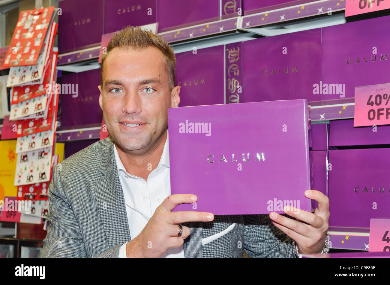 Newtownabbey, Regno Unito. 13/12/2011: Calum Best lancia la sua nuova fragranza. Abbeycenter Shopping Centre Foto Stock