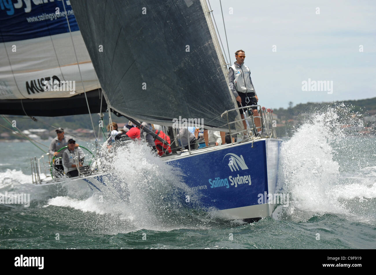 13.12.2011. Sydney, Australia. Spirito, con skipper da Graeme Wilson in azione durante la convenzione SOLAS (sicurezza della vita in mare) Big Boat Challenge. Un evento di beneficenza per raccogliere fondi per la ricerca e la formazione per migliorare la sicurezza e soccorso in mare le gare. Foto Stock