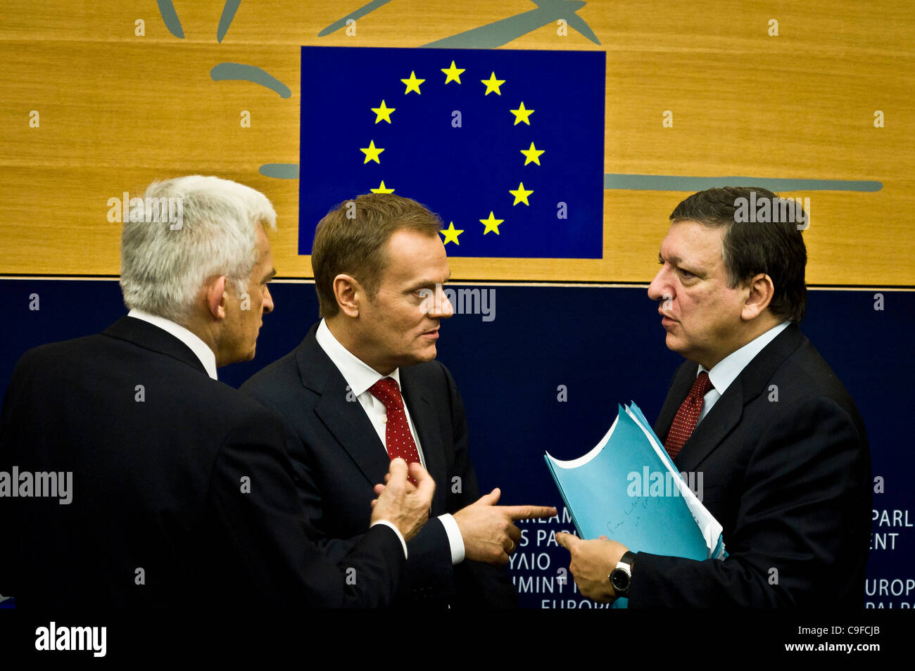 Dic. 14, 2011 - Bruxelles, BXL, Belgio - Il Primo ministro polacco Donald Tusk , Presidente del Parlamento europeo Jerzy Buzek (L) e Presidente della Commissione europea José Manuel Barroso (R) tenere una conferenza stampa dopo la discussione sui risultati della Polonia presidenza dell'UE a livello europeo Parl Foto Stock