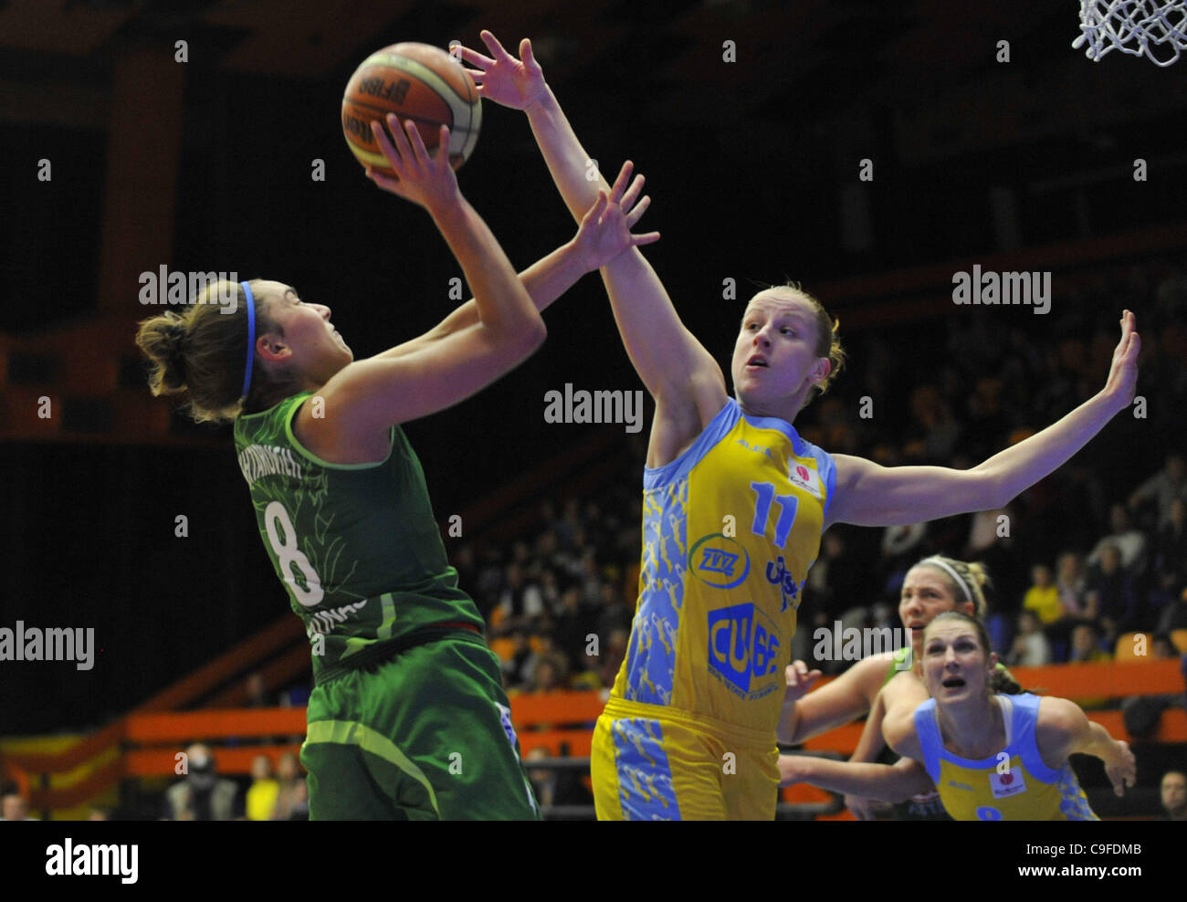 Katerina Elhotova di USK (destra) e Taciana Likhtarovich di Kaunas sono visibili durante il round 10 del campionato europeo di basket in Praga Repubblica Ceca, Dicembre 14, 2011. (CTK foto/Vondrous Romano) Foto Stock