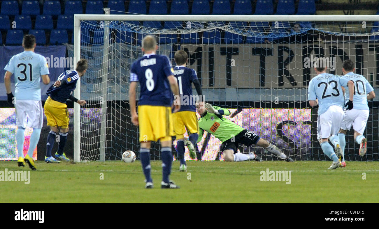 Jakob Jantsche (secondo da sinistra) dei punteggi Salcburk durante il calcio Europa League, Gruppo F, 6 partita Slovan Bratislava vs Salcburk a Bratislava, in Slovacchia, Dicembre 14, 2011. (CTK foto/Jan KOLLER) Foto Stock