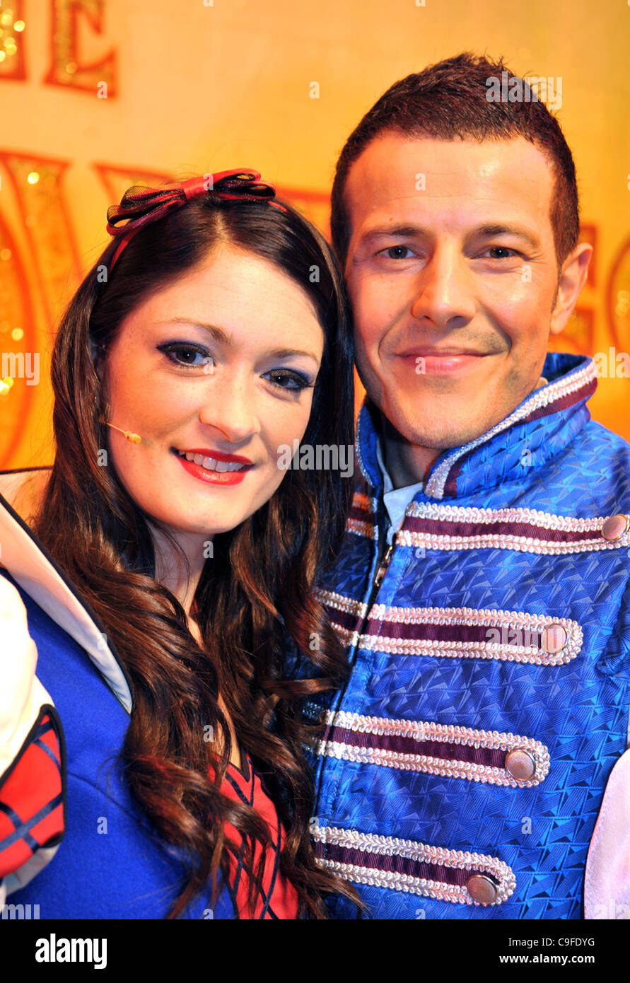 Regno Unito, Fasi popstar Lee Latchford-Evans sta eseguendo in pantomime Bianco Neve a Weymouth, Dorset. Egli sarà il ricongiungimento passi per una serie di concerti nel 2012. Raffigurata con l'attrice Charlotte Steen che gioca a Snow White. Nella foto : Dorset Media Service. 14/12/2011 Foto Stock