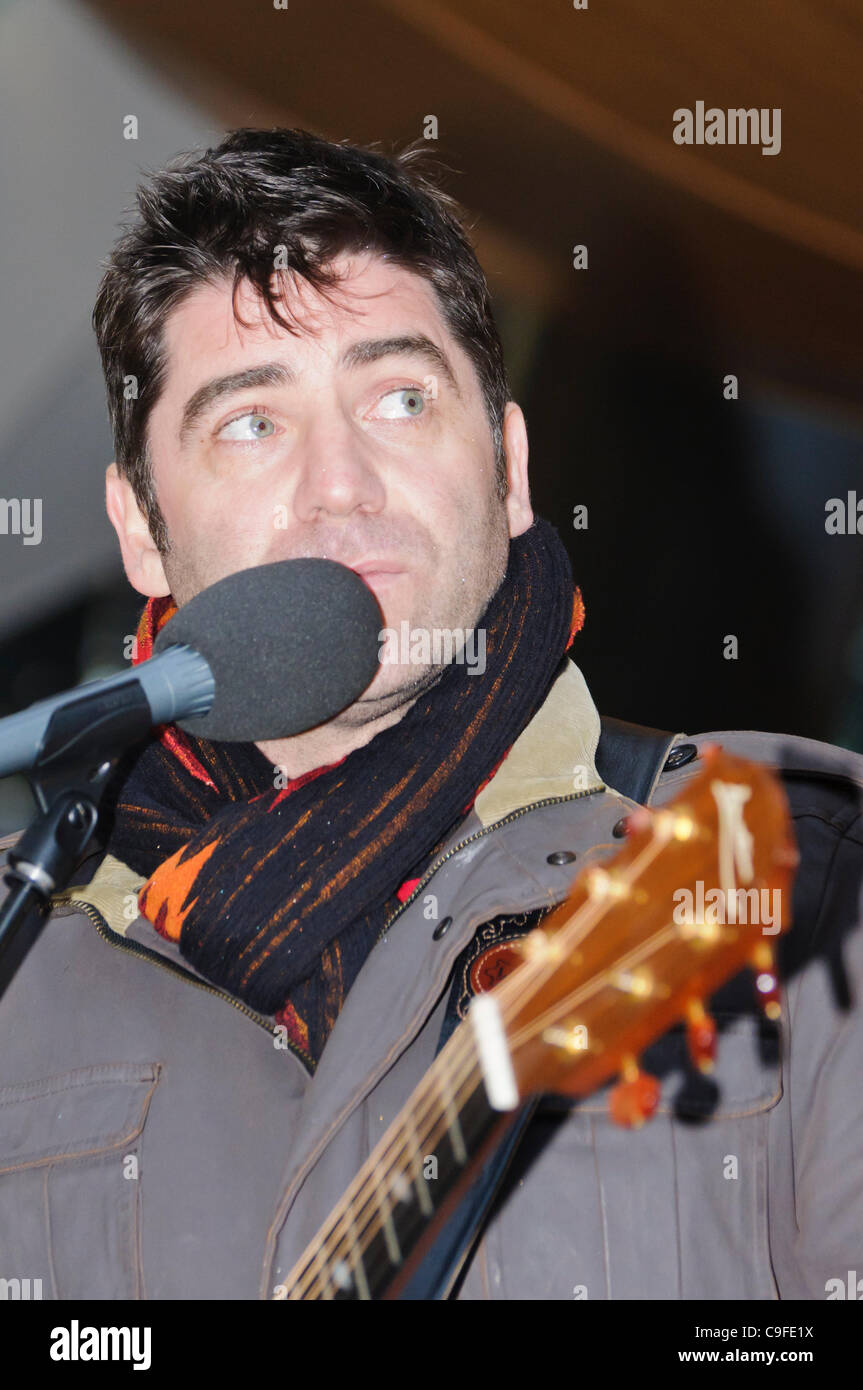 Belfast, 14/12/2011: Brian Kennedy canta sul Alan Simpson radio show da Victoria Square Foto Stock