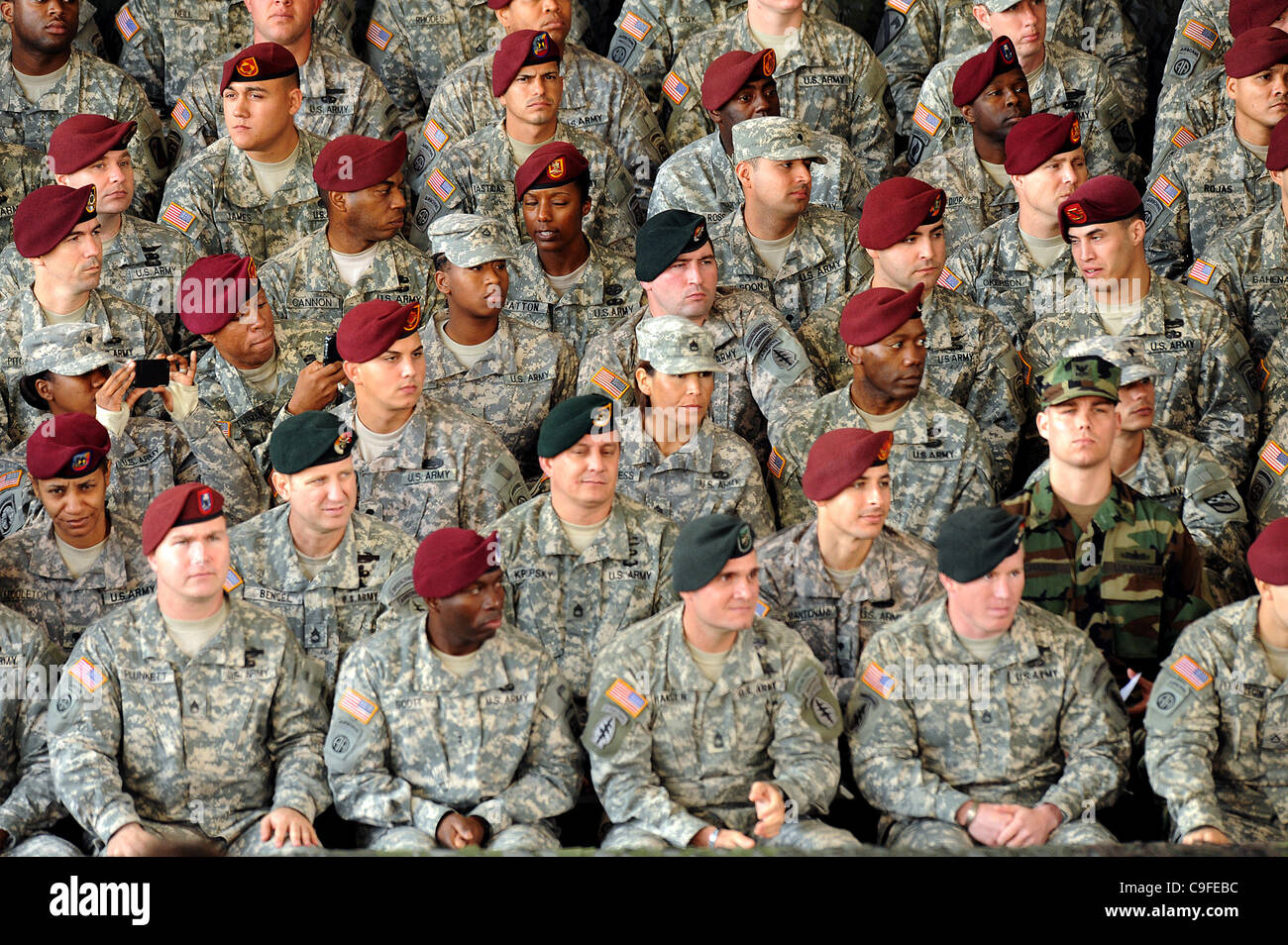 Dic. 14, 2011 - Fort Bragg, North Carolina, Stati Uniti d'America - generale atmosfera di U.S. I soldati dell esercito come il Presidente Barack Obama parla di fronte a una platea di Fort Bragg Base Militare come si è rivolto al pubblico sul completamento sulla guerra in Iraq. Il presidente Obama e la First Lady Michelle Obama ha ringraziato il Foto Stock