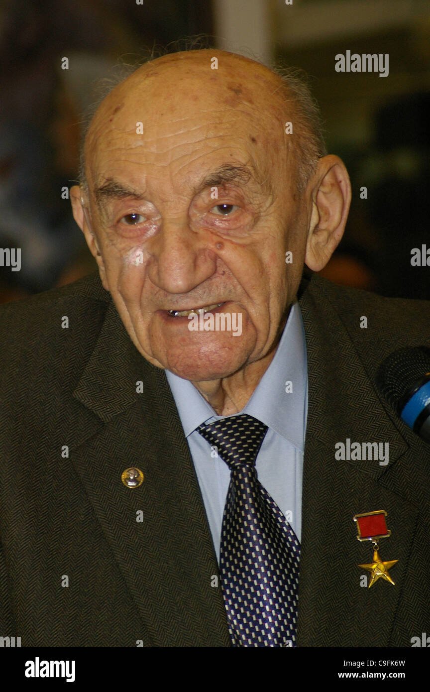 Boris Chertok, un prominente sovietica e del razzo russo designer è morto a Mosca il dicembre 14th,2011. Nella foto: Boris Chertok alla conferenza stampa di Mosca (2006). Foto Stock