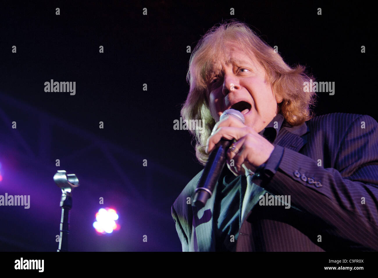 LINCOLN, CA - 15 dicembre: Eddie denaro esegue in Jingle Bell Rock con Mickey Thomas al Thunder Valley Casino Resort a Lincoln, la California il 15 dicembre, 2011 Foto Stock