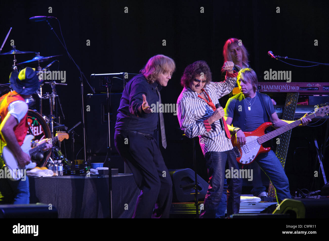 LINCOLN, CA - 15 dicembre: Jingle Bell Rock con Eddie denaro e Mickey Thomas al Thunder Valley Casino Resort a Lincoln, la California il 15 dicembre, 2011 Foto Stock