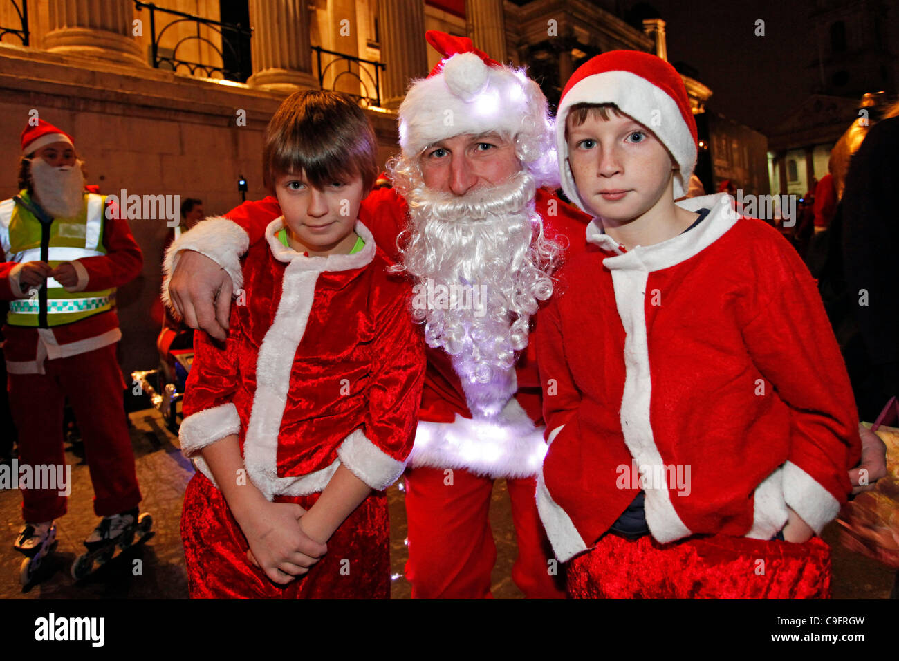 Santa Skate 2011 come centinaia di palettatura rullo di persone vestite con abiti fantasiosi come Padre di pattinaggio di Natale in giro per Londra diffusione festosa allegria e divertimento sul 17 dicembre 2011. Foto Stock