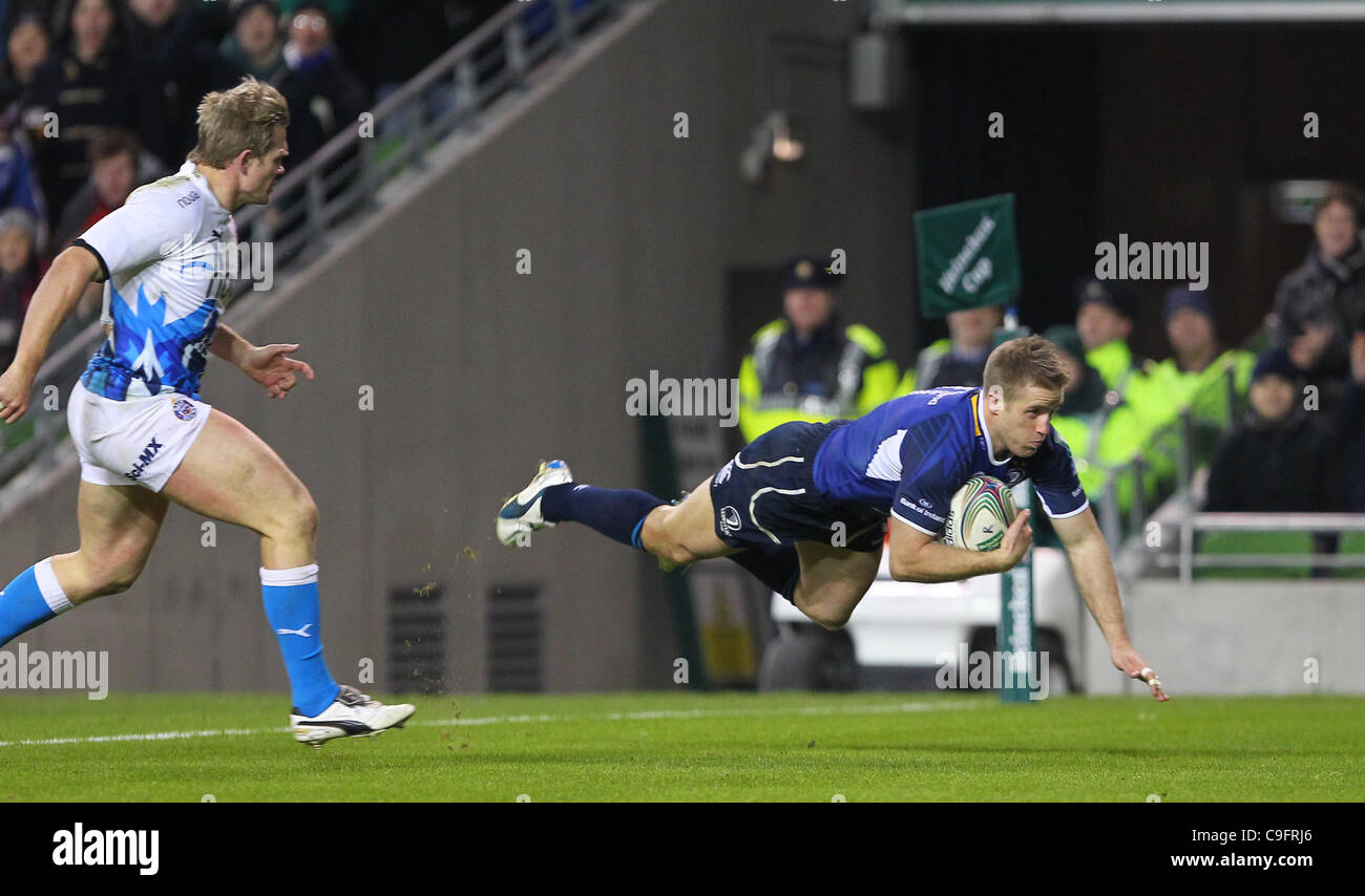 17.12.2011 Aviva Stadium, Dublino, Irlanda. Luke Fitzgerald (Leinster) dives in per segnare il punto di bonus provare durante la Heineken Cup gioco tra Leinster e vasca da bagno. Foto Stock