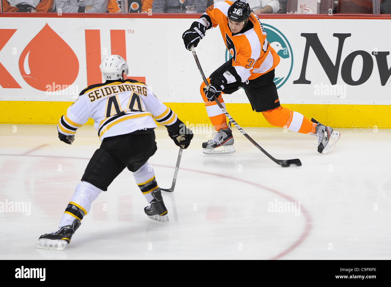 Dic. 17, 2011 - Philadelphia, Pennsylvania, Stati Uniti - Philadelphia Flyers centro Zac Rinaldo (36) spara il puck passato Boston Bruins defenceman Dennis Seidenberg (44). In un gioco che viene giocato al Wachovia Center di Philadelphia, Pennsylvania i volantini trail i Bruins dopo il secondo periodo da una sco Foto Stock